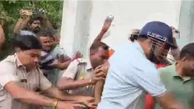 'Chor, chor': Eggs thrown at TMC leader Vijay Singh outside West Bengal court