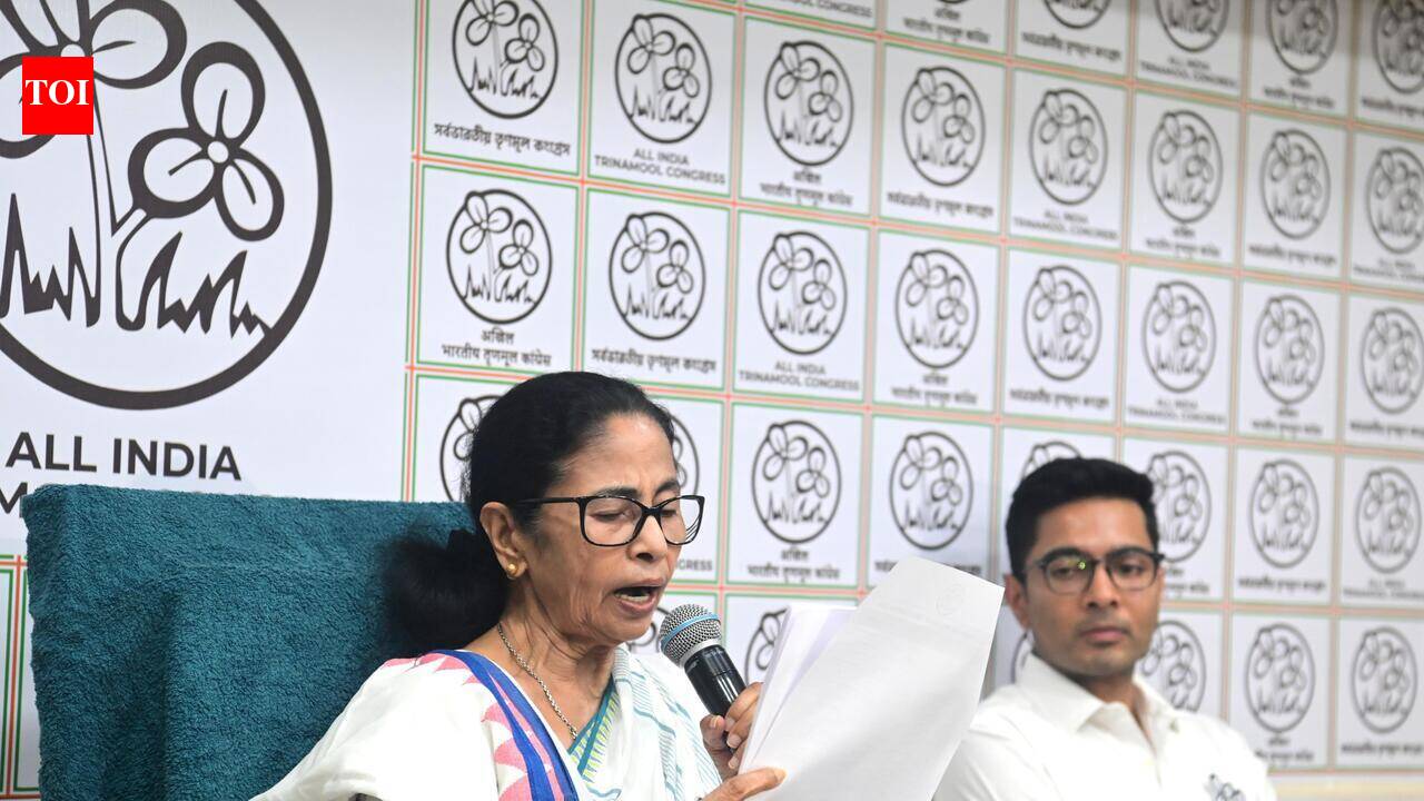 Road blockade: HC issues notices to Mamata, Abhishek in contempt case