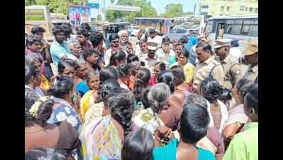 Protest to relocate Tasmac outlet