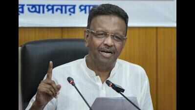 Firhad conducts orientation session for rebel TMC MLAs