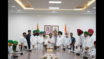 SKM Punjab delegation mets governor, seeks MSP law, BBMB membership restoration