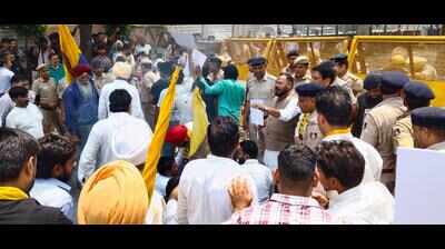Row over remarks: AAP activists clash with police outside BJP office, detained