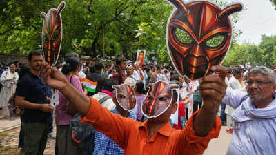 CJP supporters bang plates, renew demand for action over paper leaks at Delhi's Janta Mantar