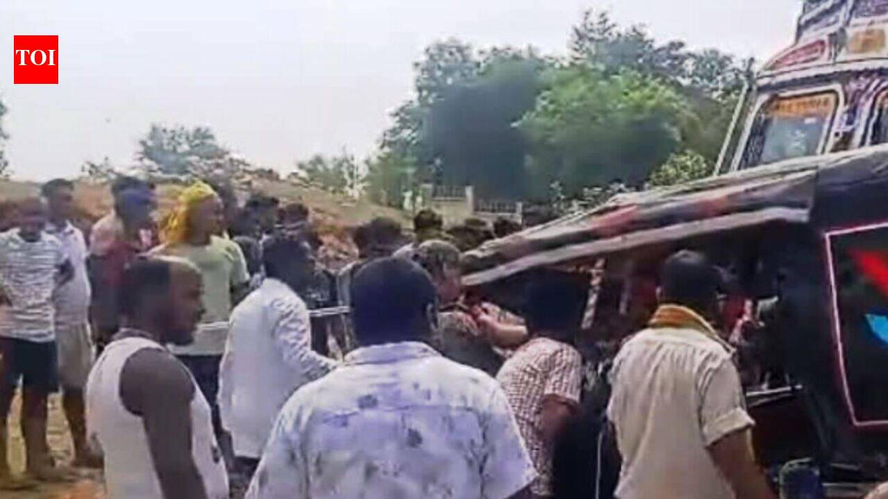 7 school kids hurt as truck hits auto in Giridih