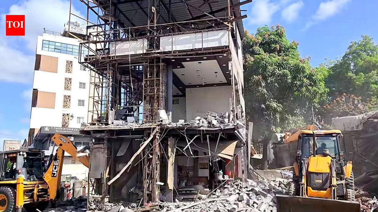 Nashik civic body razes encroachments around Sarda circle
