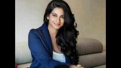 Gold earrings to be worn by Bollywood producer Rhea Kapoor at Met Gala stolen en route India to US