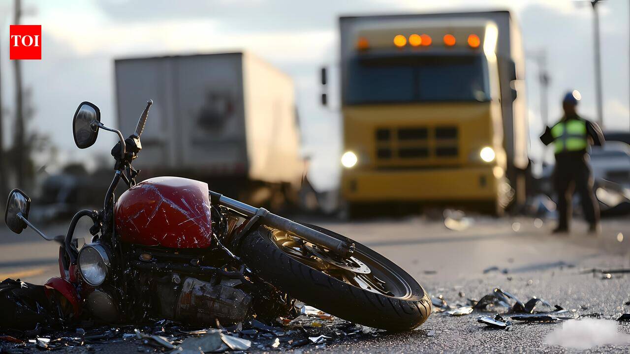Truck rams roadside shops in Ludhiana.