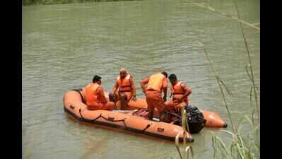Man jumps into Ghaziabad canal, companion thwarted by locals from jumping too