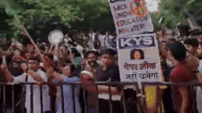  With thalis in hand, CJP supporters continue protest at Jantar Mantar, urge farmers to join agitation
