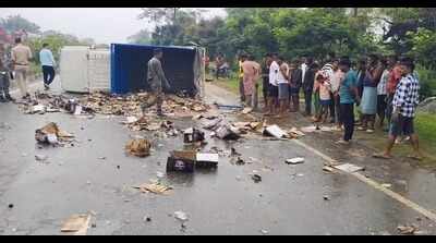 Liquor van overturns on NH-33, villagers make away with bottles