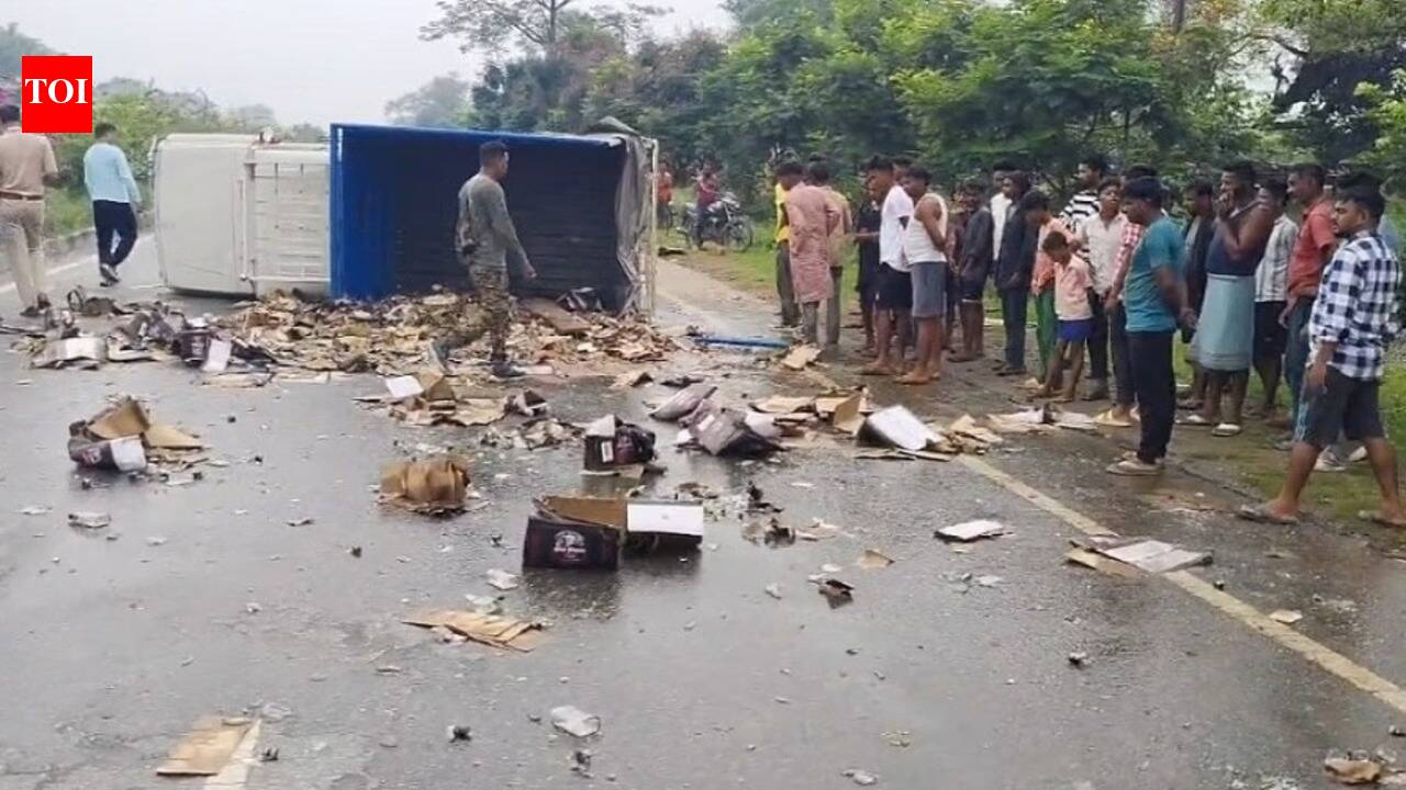 Liquor van overturns on NH-33, villagers make away with bottles