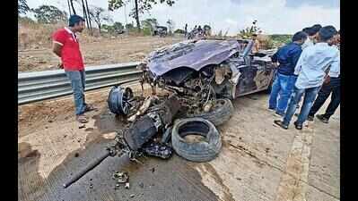  2 killed, 1 hurt as speeding BMW crashes into divider on underconstruction Mumbai-Delhi Expressway in Badlapur
