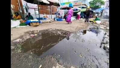 Monsoon rains leave Mattuthavani flower market waterlogged