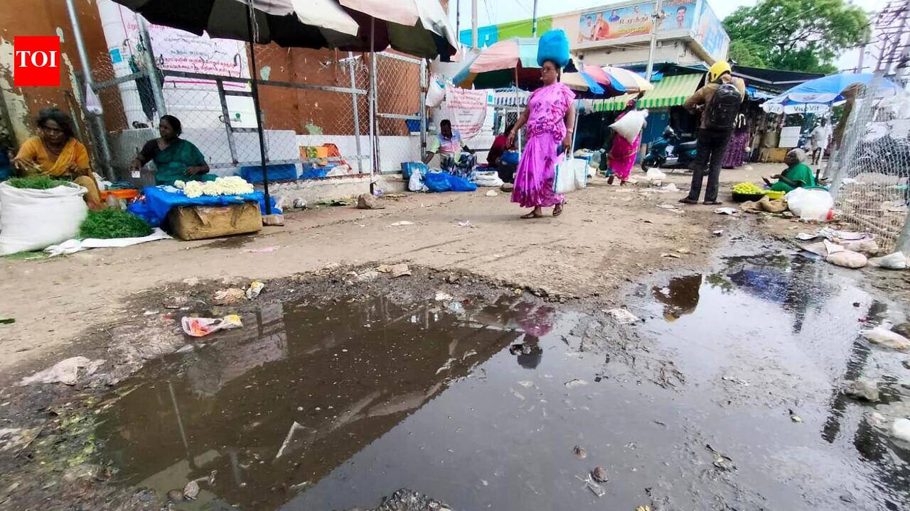 Monsoon rains leave Mattuthavani flower market waterlogged