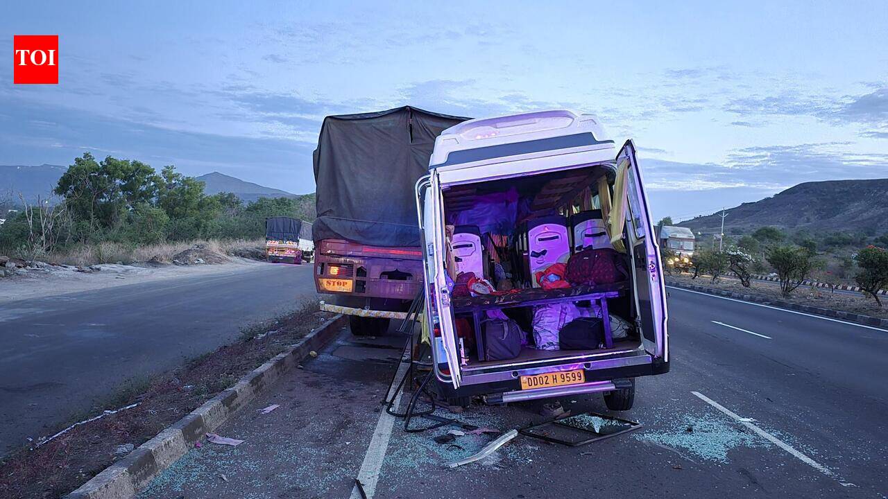 Mini bus rams dangerously parked truck, 2 killed in Satara