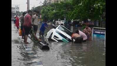 KMC deploys workers as heavy downpour, waterlogging disrupt traffic across Kolkata