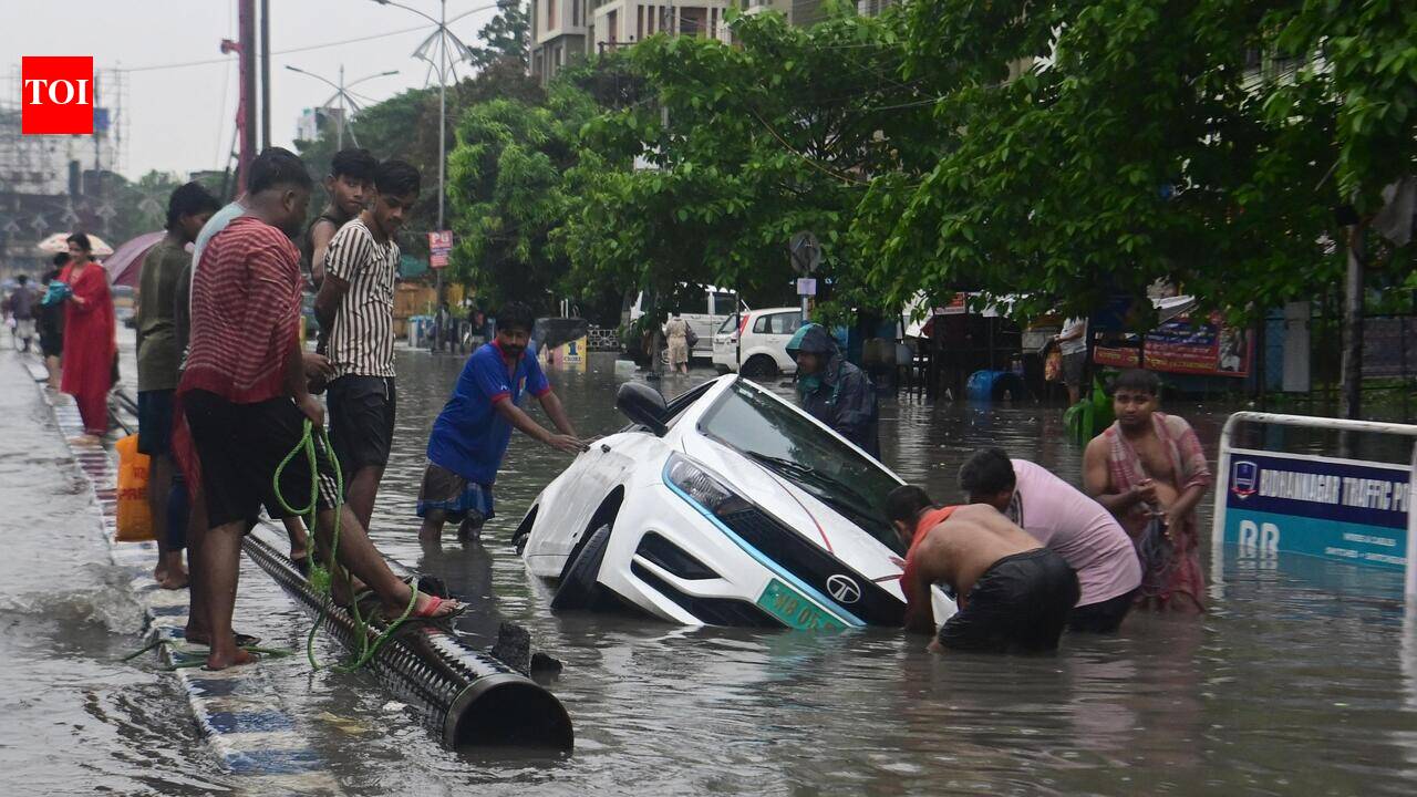 KMC deploys workers as heavy downpour, waterlogging disrupt traffic across Kolkata