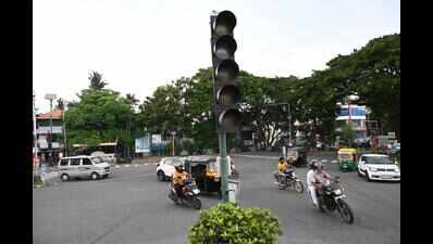 Traffic signals defunct due to lack of maintenance contract