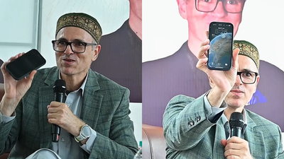  J&K CM Omar Abdullah shows phone wallpaper to Bandipora students