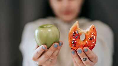 5 Ways you can reduce sugar cravings without hitting a sugar rehab