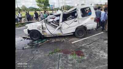 1 killed, 5 injured in SUV, truck collision