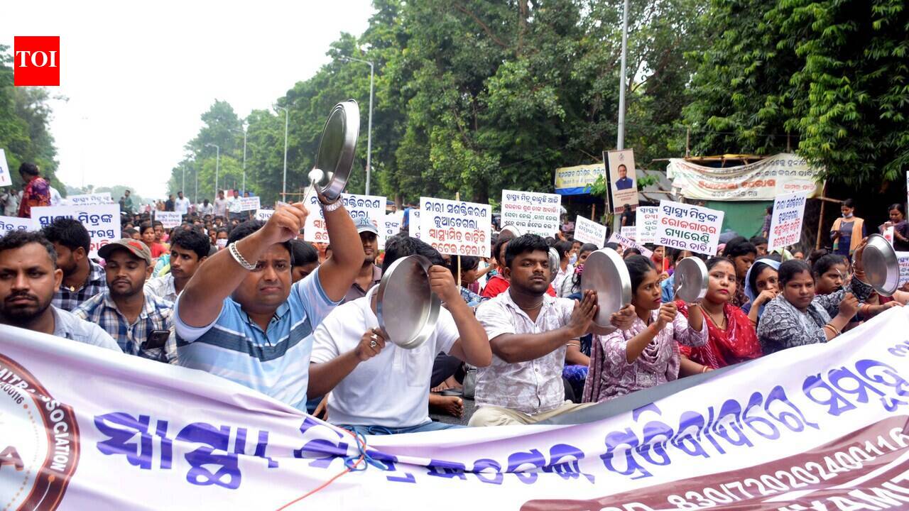 Swasthya mitras oppose retrenchment, vow to continue strike