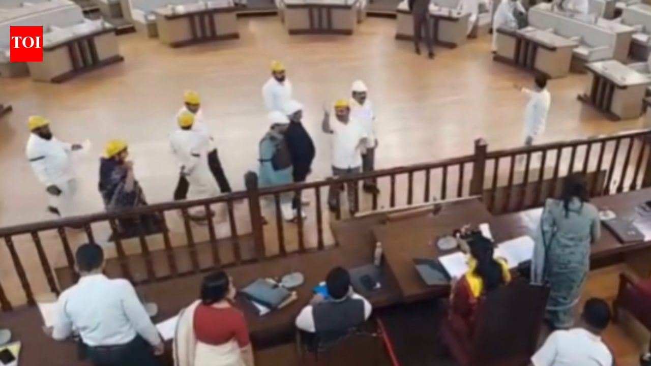 Pune Municipal Corporation: Opposition corporators wear helmets and black armbands in House, allege threat from BJP