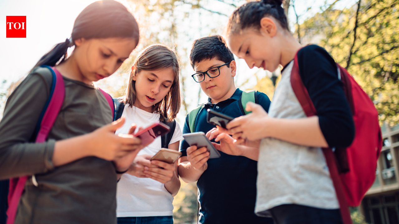 5 digital red flags in your teen's online behaviour you shouldn't ignore