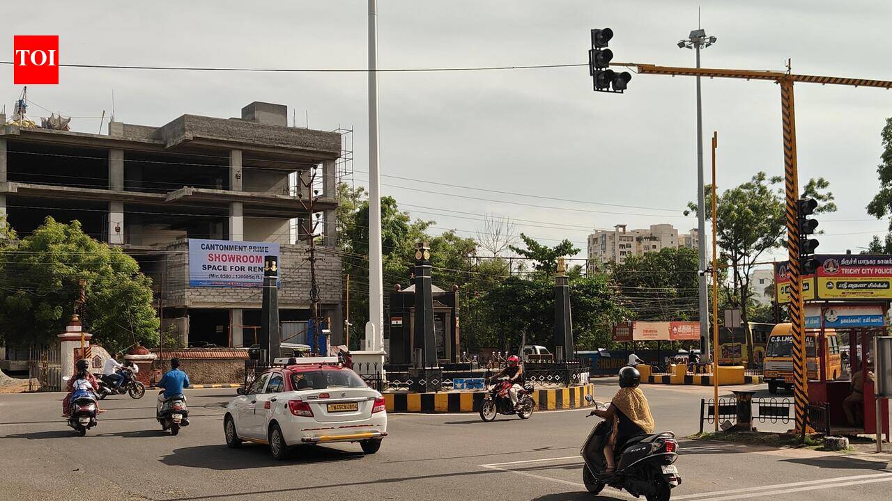 Defunct signals near Maj. Saravanan roundabout affect traffic management