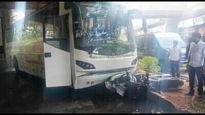 MSRTC electric bus hits two-wheelers near Kasarwadi Metro station flyover, four injured