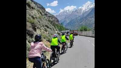 Students cycle across Himalayas, pay tribute to Army personnel