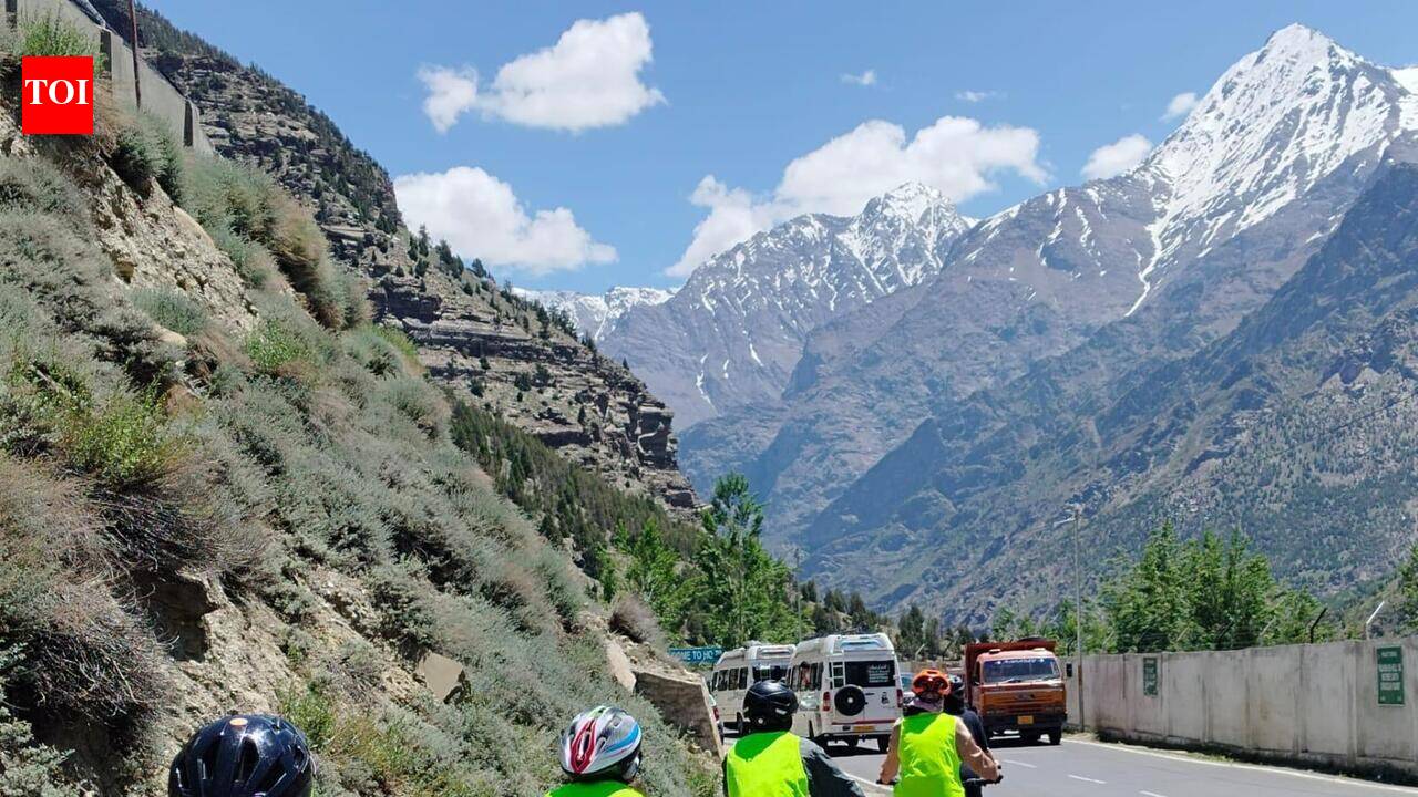 Students cycle across Himalayas, pay tribute to Army personnel