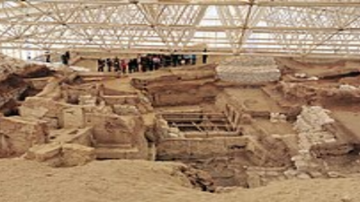 In 1961, archaeologist James Mellaart cleared a wall at Catalhoyuk and uncovered murals that changed how researchers see the world’s earliest towns