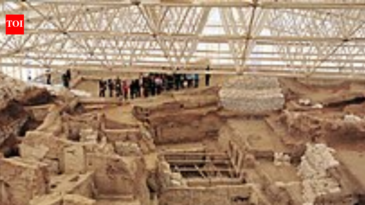 In 1961, archaeologist James Mellaart cleared a wall at Catalhoyuk and uncovered murals that changed how researchers see the world’s earliest towns