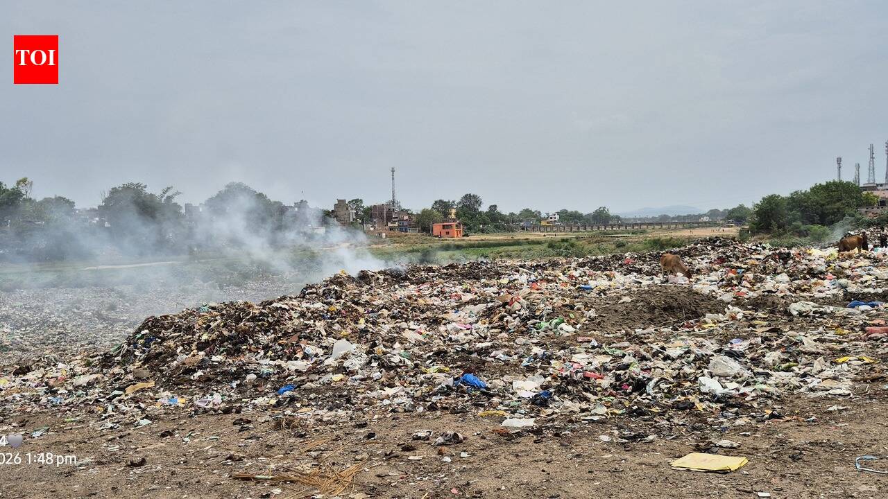 Garhwa’s Danro river choked with garbage; deputy commissioner orders Nagar Parishad to remove waste and shift dumping site
