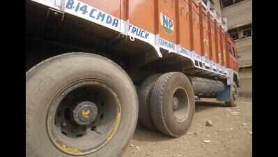 13 cops injured as truck rams into bus in Rohtas district