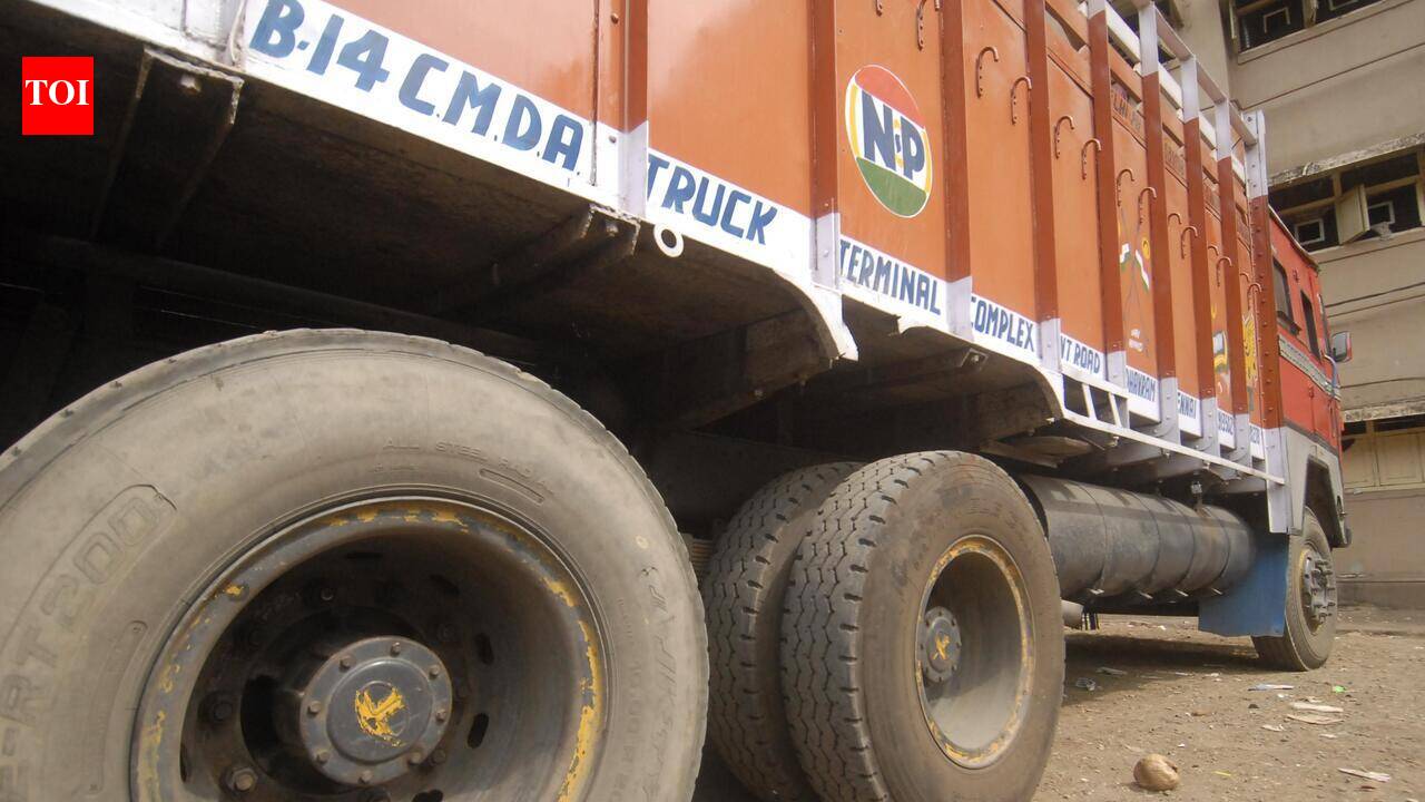 13 cops injured as truck rams into bus in Rohtas district
