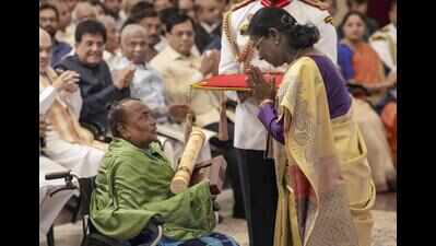 Shibu Soren conferred Padma Bhushan posthumously at Rashtrapati Bhavan; wife Rupi Soren receives award