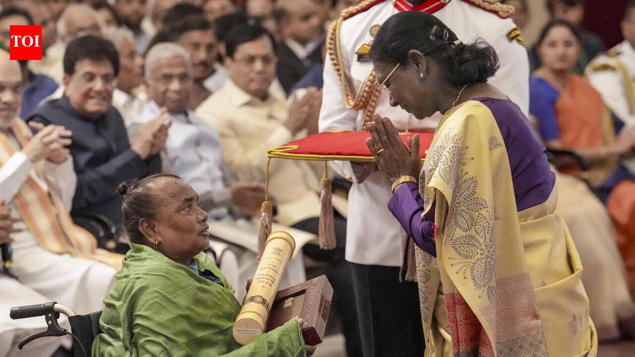 Shibu Soren conferred Padma Bhushan posthumously at Rashtrapati Bhavan; wife Rupi Soren receives award