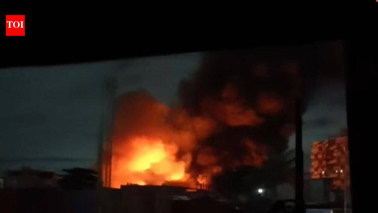 Pre-dawn fire destroys 10 scrap units in Pune’s Kudalwadi; residents evacuated, no casualties