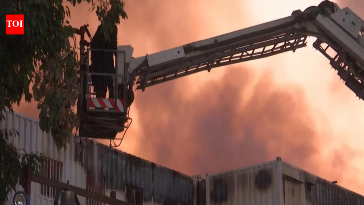 Major fire breaks out in Delhi labour settlement near Udyog Bhawan, no injuries reported