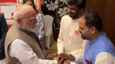 PM Modi meets 'Panchayat' actors Binod and Bhushan; internet reacts with 'Ab hoga Phulera ka vikas'