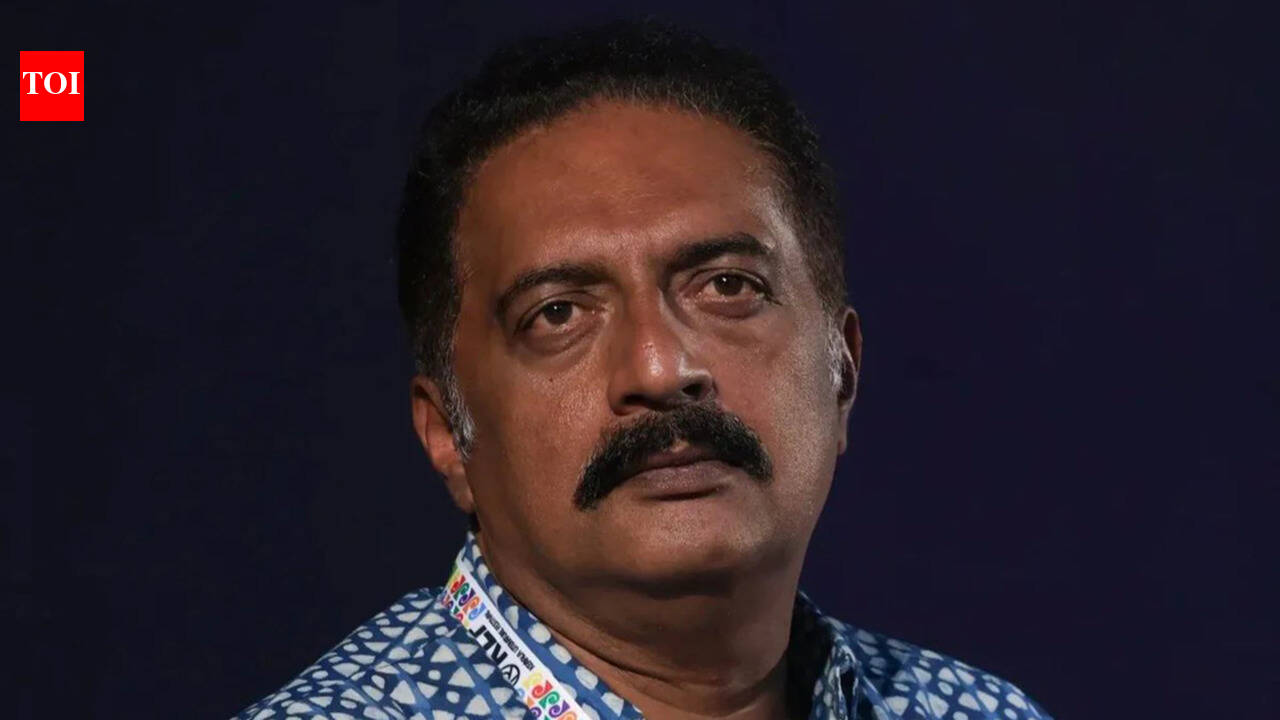 प्रकाश राज: जब प्रकाश राज ने ‘धुरंधर 2’ का मजाक उड़ाया और अल्लू अर्जुन, महेश बाबू और जूनियर एनटीआर पर कटाक्ष किया: ‘मैं धुरंधर से बहुत दूर हूं, क्या आप भी हैं?’ | तमिल मूवी समाचार