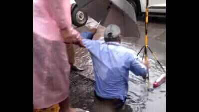 BMC staffer falls into open drain during Mumbai  Mayor’s inspection at flooded King Circle
