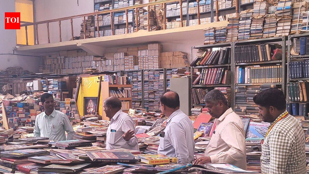 Mandya DC inspects site for Pustaka Mane expansion