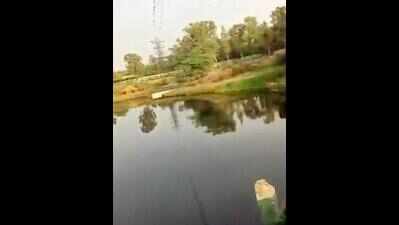 Delivery person’s morning ride exposes water leak near Punjabi Bagh
