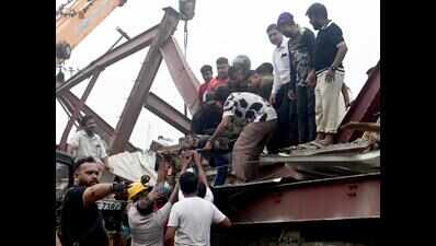 Locals risk lives to pull workers from rubble