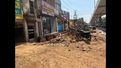 On road to Hindon terminal, sewage puddles, rough patches & broken pavements