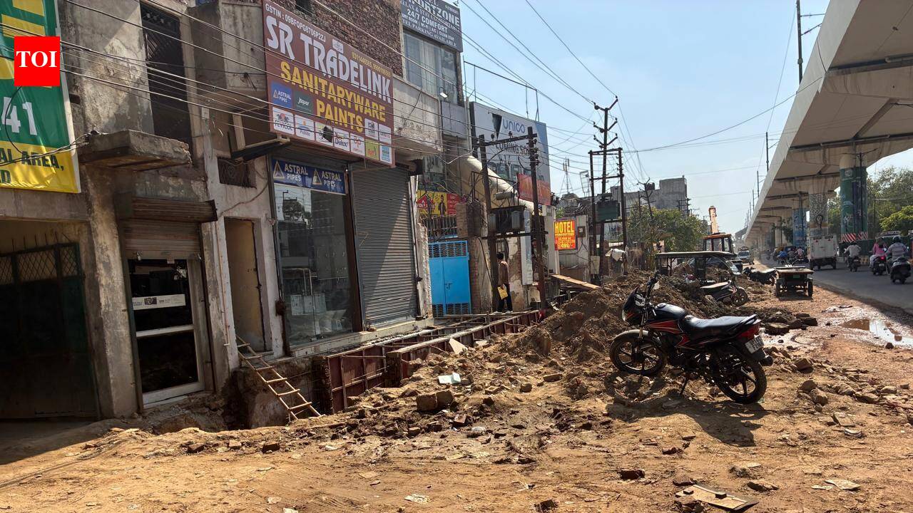 On road to Hindon terminal, sewage puddles, rough patches & broken pavements