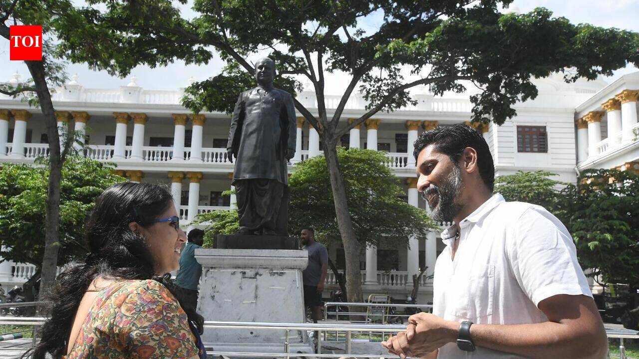 Arun Yogiraj completes Krishna Shila statue of Devaraj Urs in Mysuru